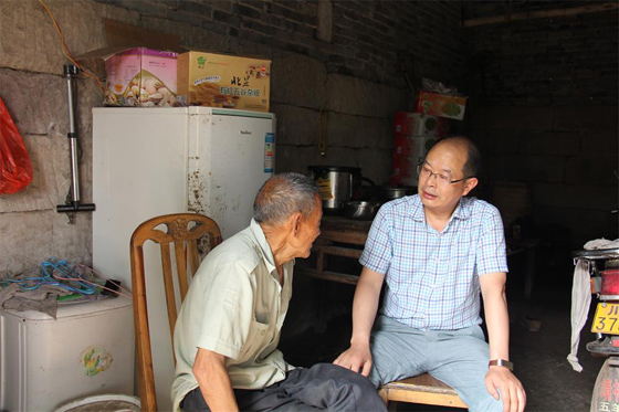 1464250817243891.jpg 渠縣聯(lián)社陳代榮主任親切同困難農(nóng)戶交談.JPG