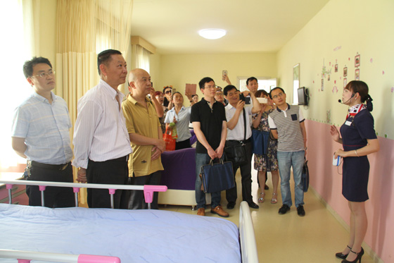 圖片放第二篇 成都市醫(yī)養(yǎng)促進(jìn)會(huì)代表參觀成都市慢性病醫(yī)院臨終關(guān)懷科.JPG