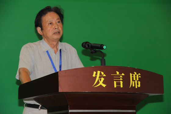 四川省政府參事室原副主任、四川省統(tǒng)籌城鄉(xiāng)研究會會長紀盡善在2016綠色發(fā)展遂寧會議上演講2.jpg