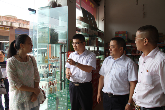 1477989313166594.jpg 董事長(zhǎng)劉建偉(右二)在助農(nóng)服務(wù)站調(diào)研.JPG