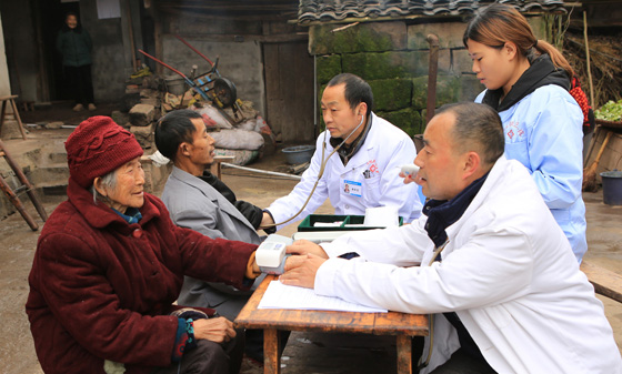 圖為醫(yī)生正在為貧困群眾易志珍一家上門義珍.jpg