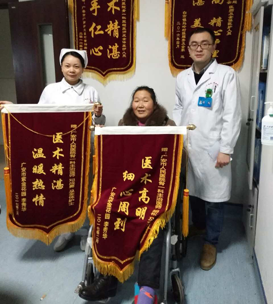 1488182967870715.jpg 圖為李秀華送錦旗的場(chǎng)面.jpg