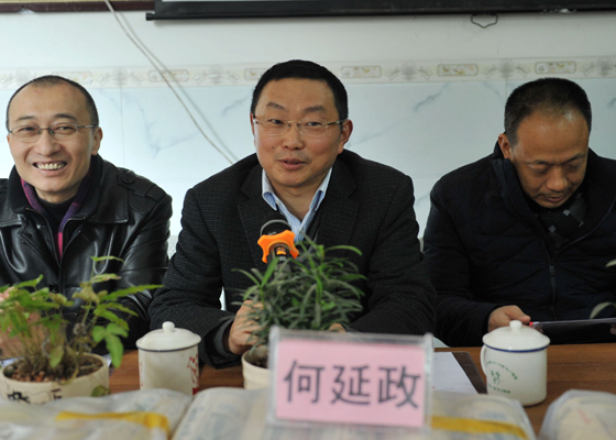 1488338078825769.jpg 圖2:何延政勉勵(lì)貧困群眾脫貧奔康.JPG