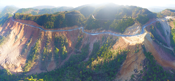 寶七路一期全線貫通，讓偏遠(yuǎn)山鄉(xiāng)脫貧攻堅(jiān)駛上高速路 .jpg