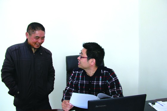 金靈村支部書(shū)記王清木（左）與第一書(shū)記廖祿輝（右）就村上事務(wù)交流  周淼葭攝.JPG