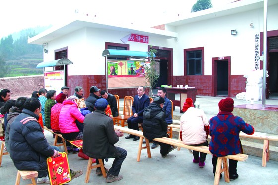 南部縣聯(lián)社理事長李成勝在楠木鎮(zhèn)龐家村與群眾座談 (1).JPG