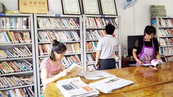 圖為平橋村活動室的農家書屋受人關注.jpg