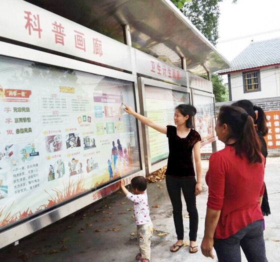 圖為平橋村的科普畫廊經(jīng)常吸引到這里休閑的人們駐足觀看.jpg