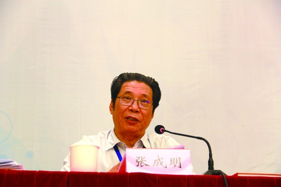 四川省縣域經(jīng)濟(jì)學(xué)會(huì)會(huì)長、省政府參事張成明主持大會(huì)  周淼葭攝.JPG
