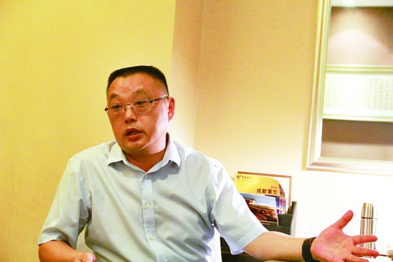 四川省岳池縣縣委副書記、縣長(zhǎng)譚云接受記者采訪  周淼葭  攝影.JPG