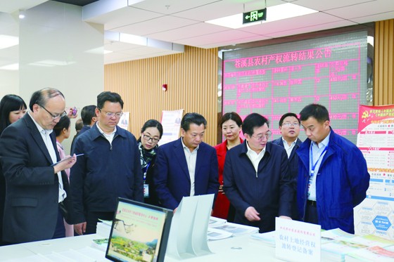 省、市領(lǐng)導(dǎo)考察蒼溪縣土地流轉(zhuǎn)結(jié)果公告現(xiàn)場(chǎng).JPG