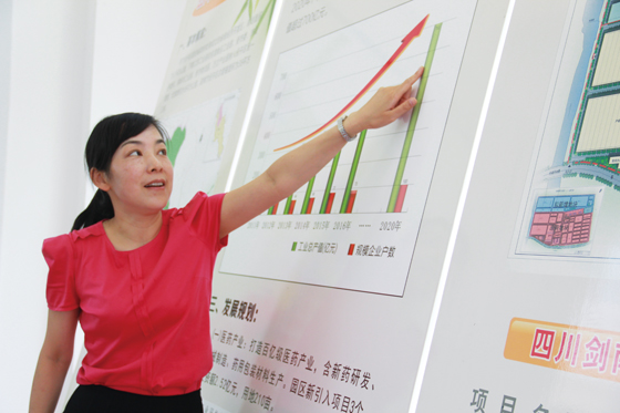 綿竹市經(jīng)開區(qū)管委會副主任何安貴向記者介紹新型工業(yè)園區(qū)規(guī)劃發(fā)展情況（周淼葭 攝）.JPG