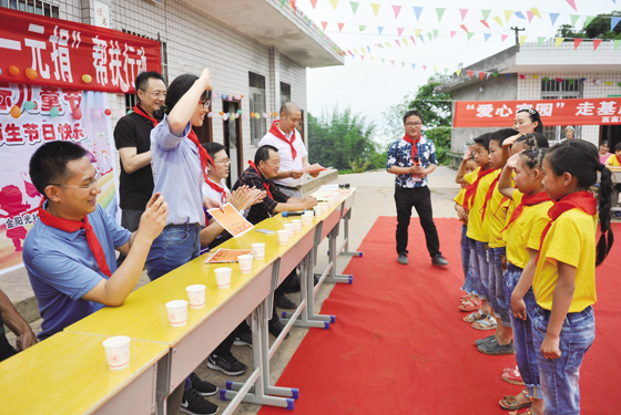 1499160447451209.jpg 8.為優(yōu)秀少先隊(duì)員頒獎(jiǎng).jpg