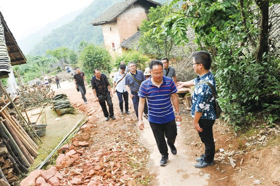 1499160519326043.jpg 愛心慰問組爬山涉水,不辭辛苦前往旺龍村.jpg