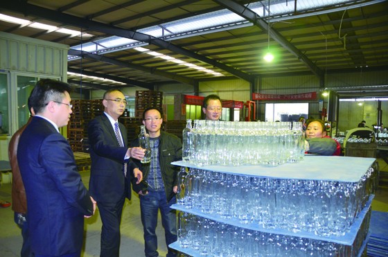 1499160773134215.jpg 廣安區(qū)聯(lián)社領(lǐng)導(dǎo)在支持發(fā)展的園區(qū)企業(yè)——德力玻璃車間調(diào)研.jpg