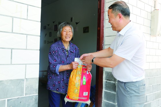 自貢銀監(jiān)分局領(lǐng)導(dǎo)為貧困戶送去慰問品.JPG