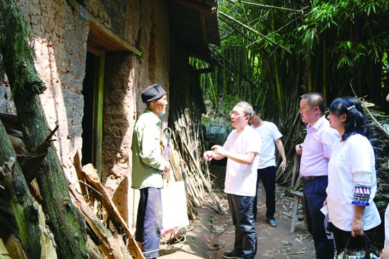 1499161844712637.jpg 合江農(nóng)商銀行董事長(zhǎng)劉楓帶隊(duì)到對(duì)口幫扶村開(kāi)展走訪慰問(wèn)活動(dòng).JPG