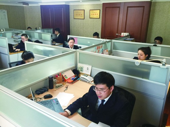 1499162092548263.jpg 攀枝花市商業(yè)銀行同業(yè)業(yè)務(wù)交易員工作現(xiàn)場(chǎng).jpg