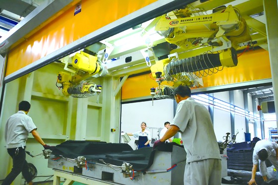 四川鄰水縣經(jīng)開(kāi)區(qū)汽車(chē)內(nèi)飾件機(jī)器人作業(yè)現(xiàn)場(chǎng)（車(chē)文斌攝）.JPG