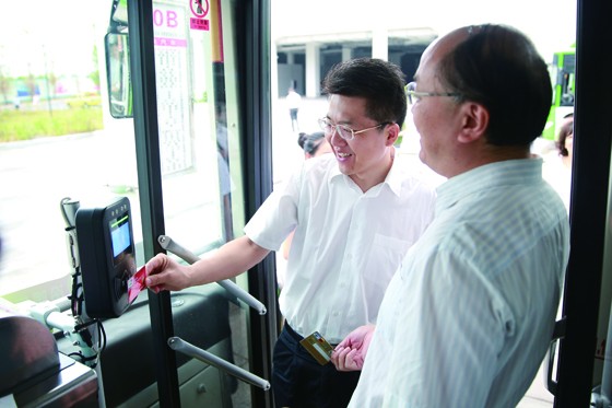 瀘州市人民政府副市長曹俊杰體驗酒城IC卡刷卡乘公交車.JPG