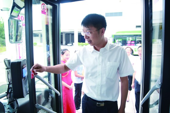 瀘州市商業(yè)銀行董事長游江體驗酒城IC卡刷卡乘公交車.JPG