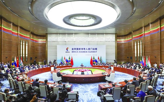 2017年9月4日上午，廈門國際會議中心鳳凰廳，金磚五國領(lǐng)導(dǎo)人圍坐在圓形會議桌旁，習(xí)近平主席的主旨講話回顧合作歷程，勾畫未來藍(lán)圖.jpg