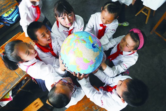6、2017年6月2日，四川省瀘州市納溪區(qū)瀘天化小學(xué)四年級一班的孩子們托起地球儀倡導(dǎo)環(huán)保。.jpg