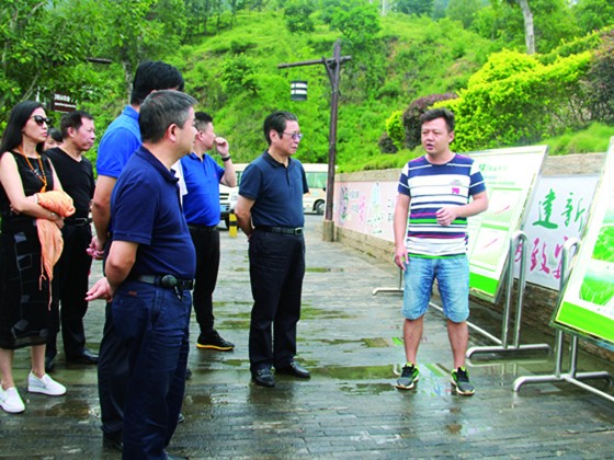 四川省縣域經(jīng)濟學會會長張成明（中）與省政協(xié)農(nóng)委主任劉宇（左前）了解米易縣特色農(nóng)業(yè)發(fā)展情況（潘興揚 攝）.JPG
