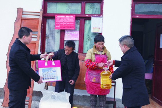 滎經(jīng)縣聯(lián)社理事長韓先祥（左一）、監(jiān)事長李德軍（右一）慰問貧困戶.JPG