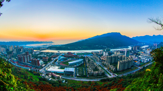 晨曦中生機(jī)勃勃的雨城 郝立藝攝.jpg