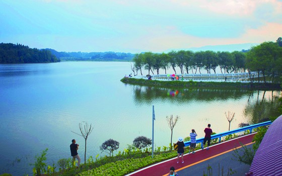 縣域城市發(fā)展正注入越來(lái)越多的生態(tài)綠色內(nèi)涵，硬環(huán)境與軟實(shí)力缺一不可。圖為四川省雅安名山城郊清漪湖_.jpg