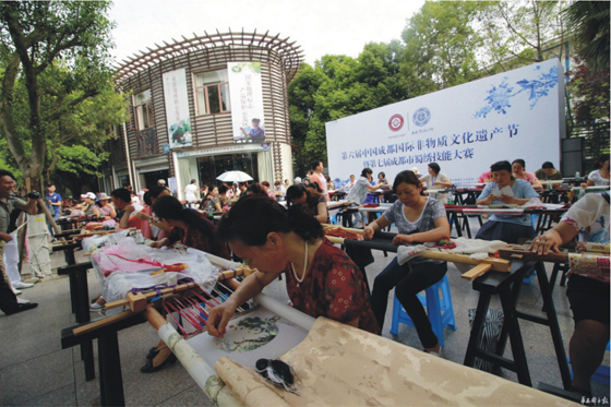 在郫都區(qū)舉行的成都市蜀繡技能比賽現(xiàn)場(chǎng).jpg