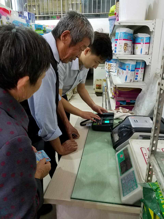 工作人員向農(nóng)戶現(xiàn)場(chǎng)展示EPOS功能及使用方式.png