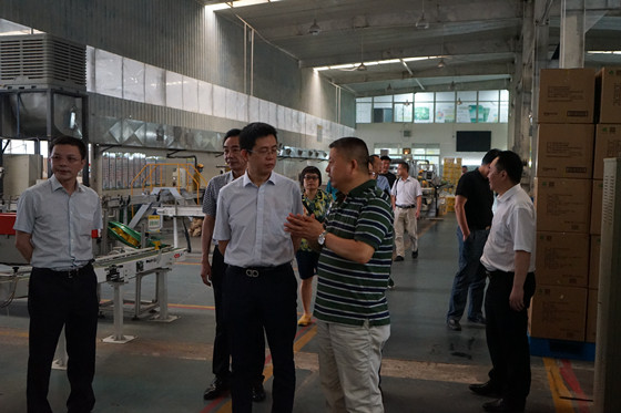 中國(guó)銀監(jiān)會(huì)眉山監(jiān)管分局局長(zhǎng)明洋（左）在企業(yè)調(diào)研_副本.jpg