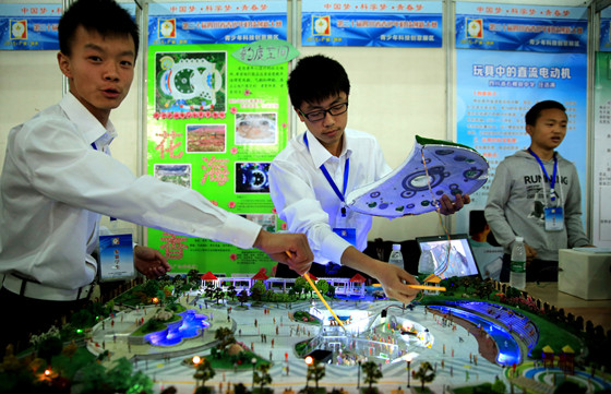 縣域新舊動能轉(zhuǎn)換離不開科技創(chuàng)新。圖為四川青少年科創(chuàng)大賽的環(huán)保創(chuàng)新構(gòu)想 邱海鷹 攝_副本.jpg