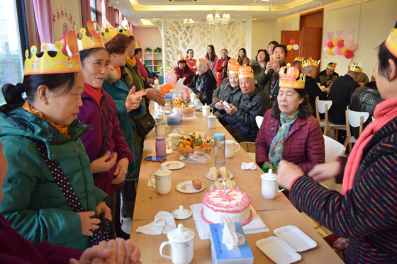 3 為老人集中舉辦生日聯(lián)歡會(huì)_副本.jpg