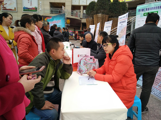 4 舉辦“職等你來(lái)”現(xiàn)場(chǎng)招聘會(huì)_副本.jpg