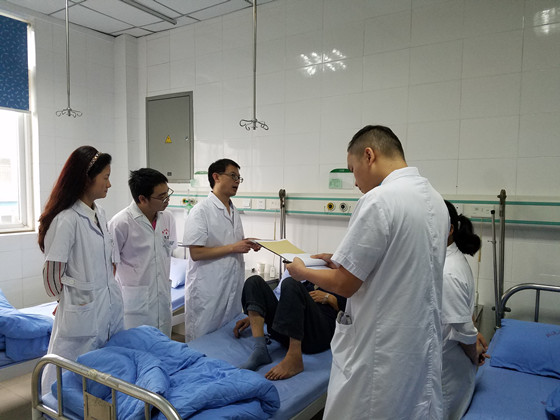 三級醫(yī)師檢查病房_副本.jpg