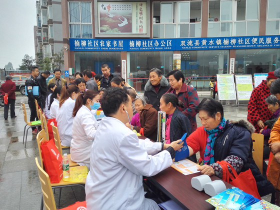 走進(jìn)社區(qū)為居民體檢、義診_副本.jpg