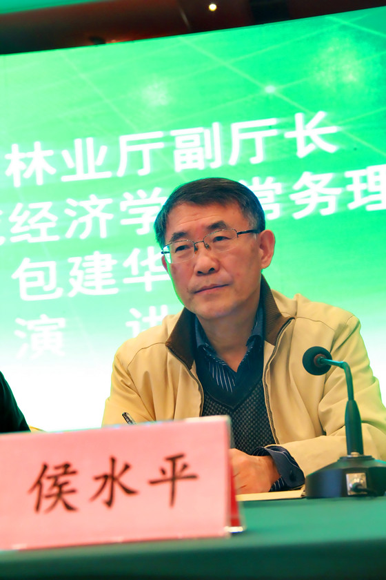 4 四川省委省政府決策咨詢委員會副主任、省社科院院長、學(xué)會專家委員會副主任侯水平演講_副本.jpg