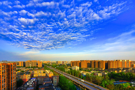 1519819961745130.jpg 曾經(jīng)依靠機場發(fā)展起來的成都市雙流區(qū)如今已是聞名全國的空港現(xiàn)代新城 左永寧 攝_副本.jpg