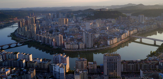 四川省巴中市城市全景 陳安岳 攝_副本.jpg