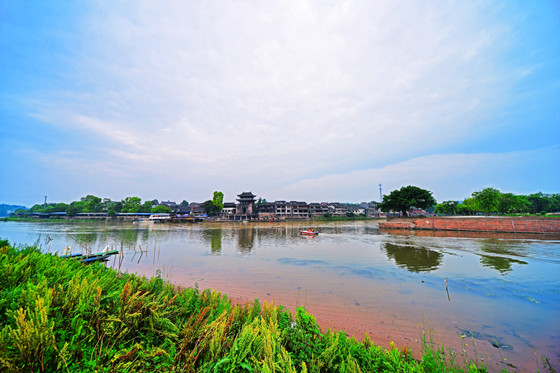 9 遠(yuǎn)眺古鎮(zhèn)黃龍溪 李榮偉攝_副本.jpg