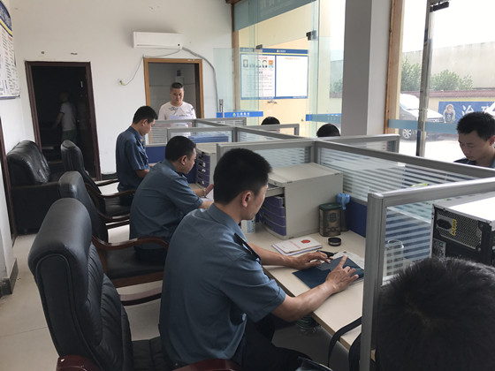 1519825328132617.jpg 2 安居區(qū)路政管理所辦公現(xiàn)場(chǎng)_副本.jpg