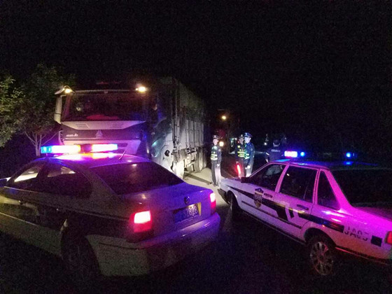 1519825358132228.jpg 4 安居區(qū)路政管理人員深夜執(zhí)勤_副本.jpg