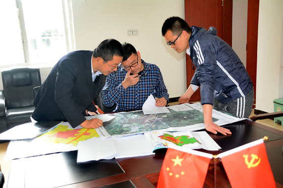 邀請專家對(duì)戰(zhàn)旗村的土地利用進(jìn)行科學(xué)規(guī)劃_副本.jpg