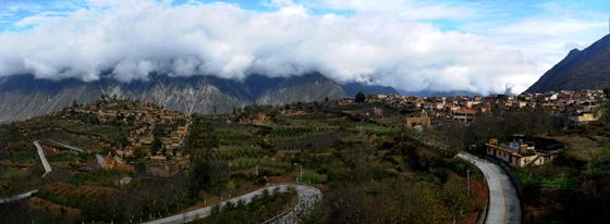 云朵上的街市 古羌王的遺都——蘿卜寨（王飛攝）.jpg