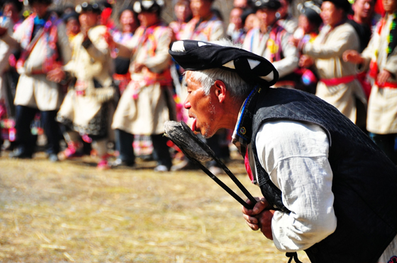 羌族釋比絕技展示——舔白石（燒紅的）    肖笛.攝.JPG