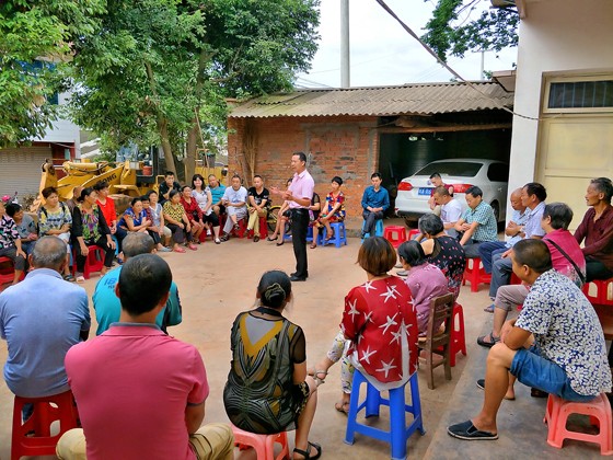 2 村小組召開壩壩會，聽取群眾意見.jpg