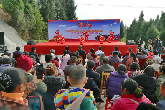 2 南充農(nóng)商銀行在天寶宮村舉辦送金融知識.文化下鄉(xiāng)活動.JPG